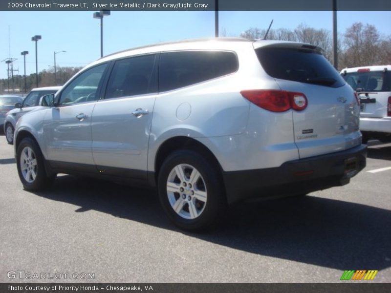 Silver Ice Metallic / Dark Gray/Light Gray 2009 Chevrolet Traverse LT