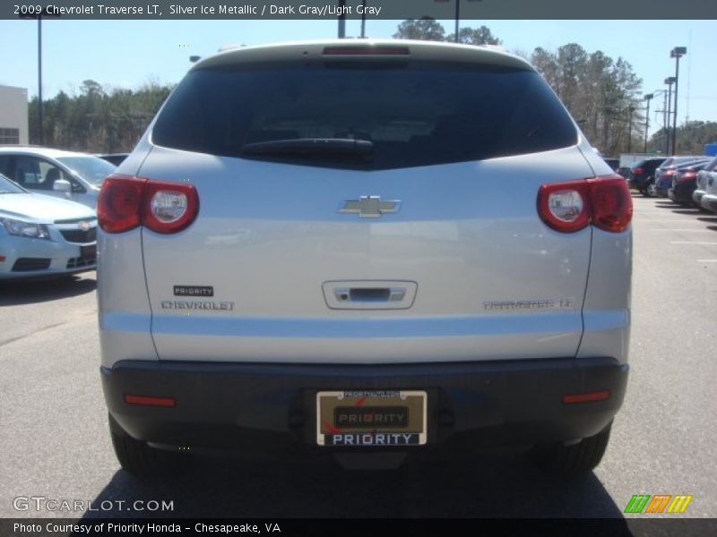 Silver Ice Metallic / Dark Gray/Light Gray 2009 Chevrolet Traverse LT