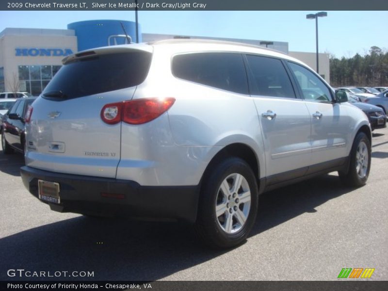 Silver Ice Metallic / Dark Gray/Light Gray 2009 Chevrolet Traverse LT