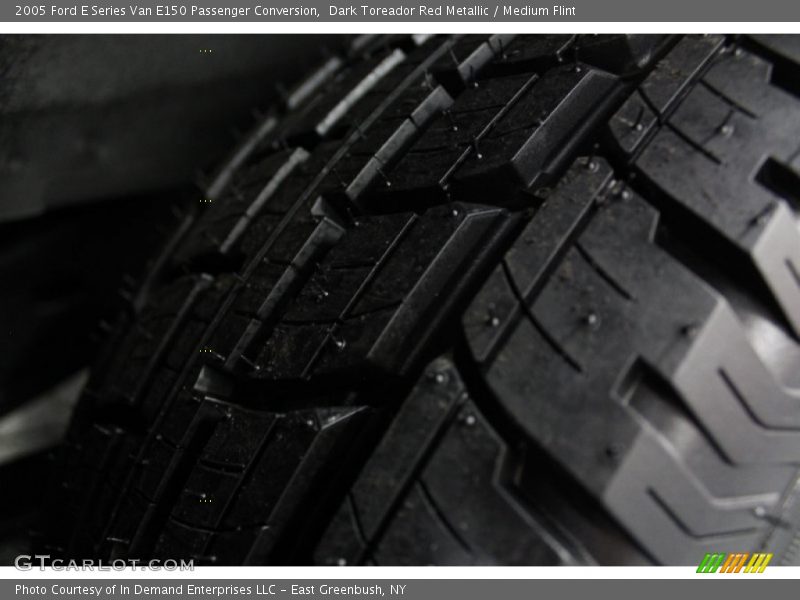 Dark Toreador Red Metallic / Medium Flint 2005 Ford E Series Van E150 Passenger Conversion