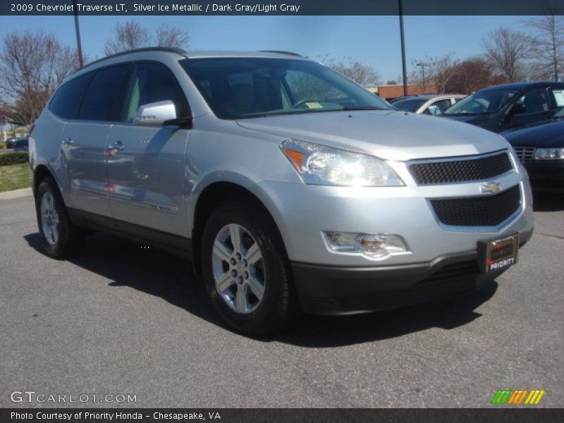 Silver Ice Metallic / Dark Gray/Light Gray 2009 Chevrolet Traverse LT