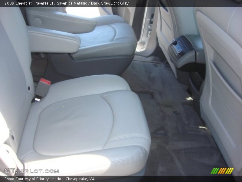 Silver Ice Metallic / Dark Gray/Light Gray 2009 Chevrolet Traverse LT