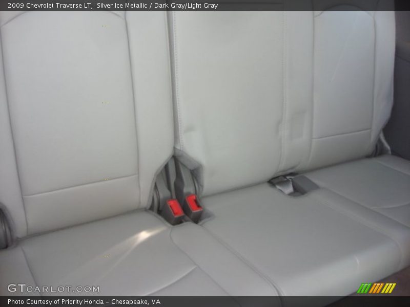 Silver Ice Metallic / Dark Gray/Light Gray 2009 Chevrolet Traverse LT