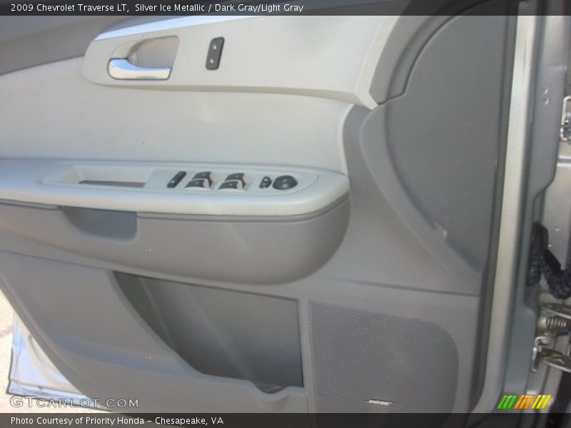 Silver Ice Metallic / Dark Gray/Light Gray 2009 Chevrolet Traverse LT