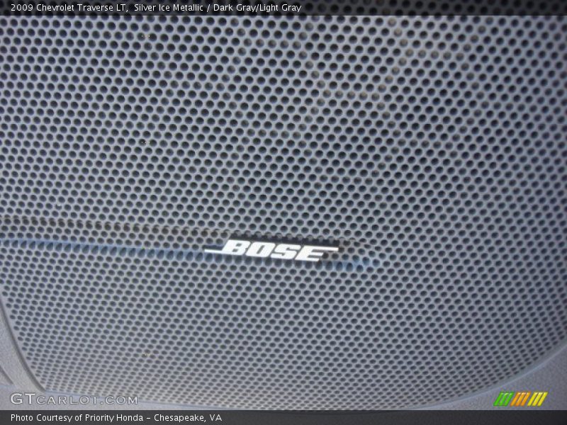 Silver Ice Metallic / Dark Gray/Light Gray 2009 Chevrolet Traverse LT