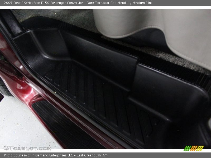 Dark Toreador Red Metallic / Medium Flint 2005 Ford E Series Van E150 Passenger Conversion