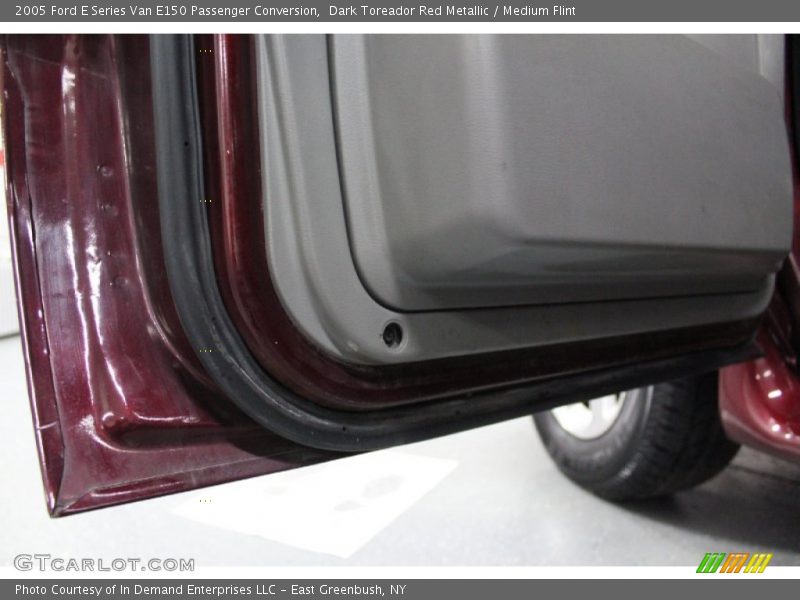 Dark Toreador Red Metallic / Medium Flint 2005 Ford E Series Van E150 Passenger Conversion