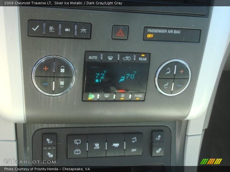 Silver Ice Metallic / Dark Gray/Light Gray 2009 Chevrolet Traverse LT