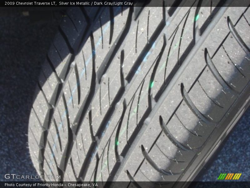 Silver Ice Metallic / Dark Gray/Light Gray 2009 Chevrolet Traverse LT