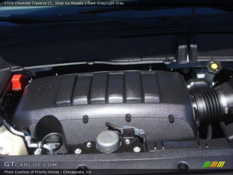 Silver Ice Metallic / Dark Gray/Light Gray 2009 Chevrolet Traverse LT