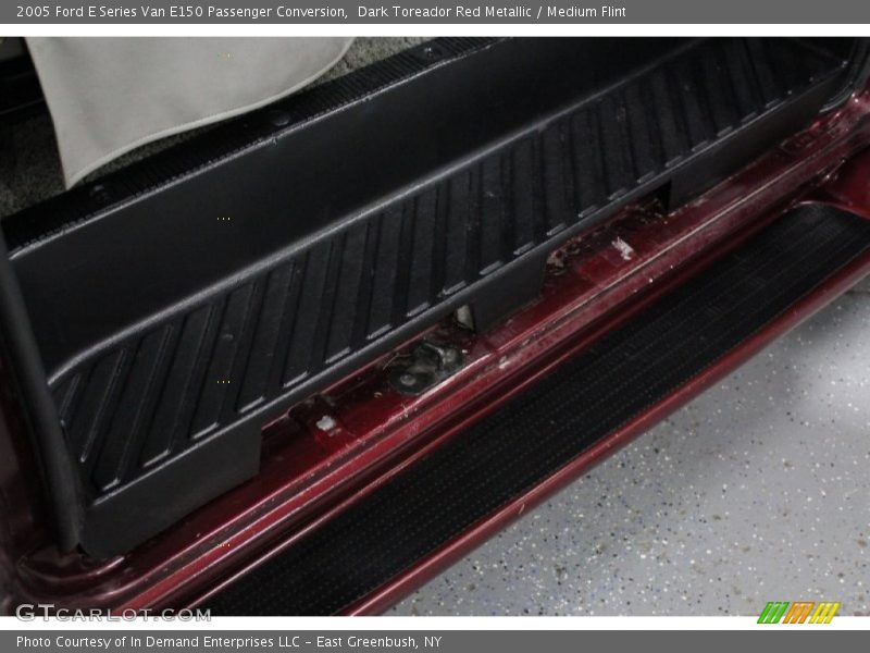 Dark Toreador Red Metallic / Medium Flint 2005 Ford E Series Van E150 Passenger Conversion