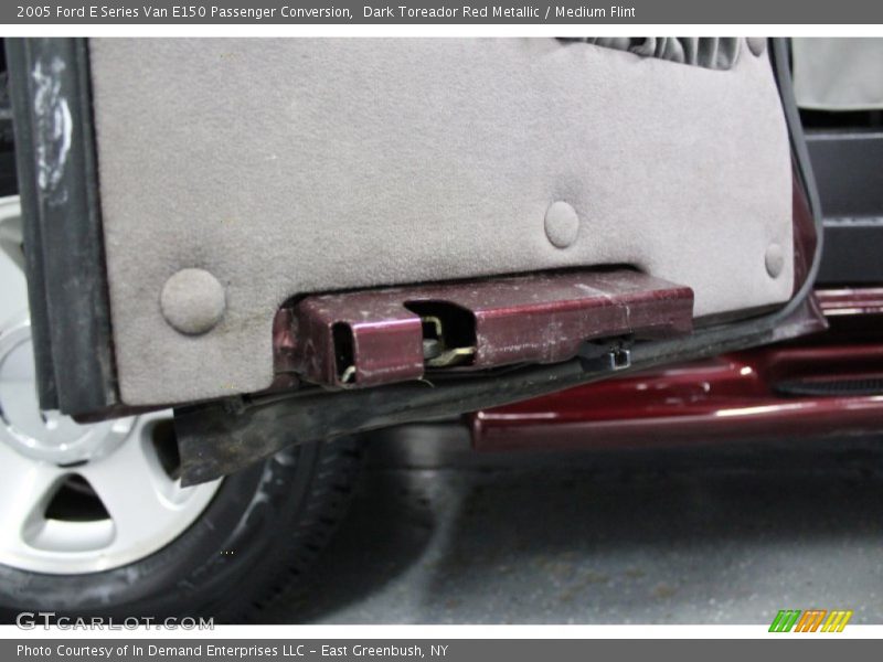 Dark Toreador Red Metallic / Medium Flint 2005 Ford E Series Van E150 Passenger Conversion
