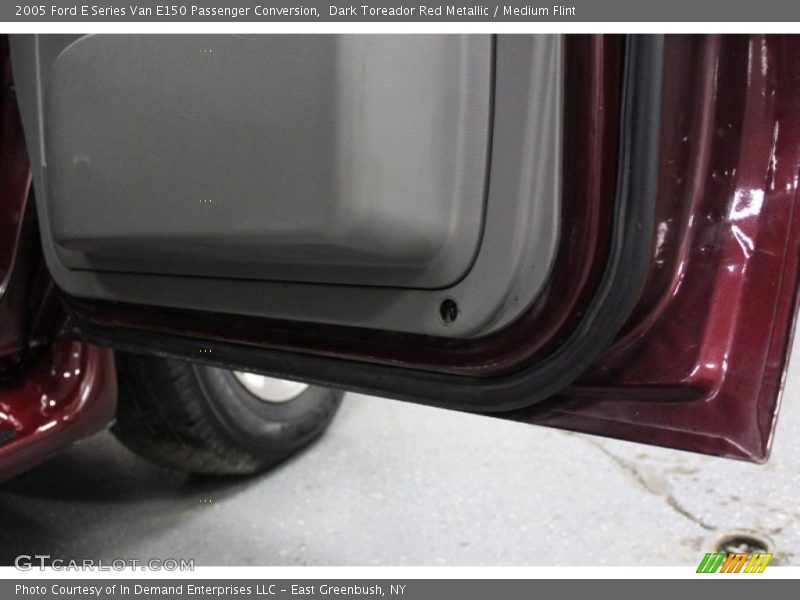 Dark Toreador Red Metallic / Medium Flint 2005 Ford E Series Van E150 Passenger Conversion
