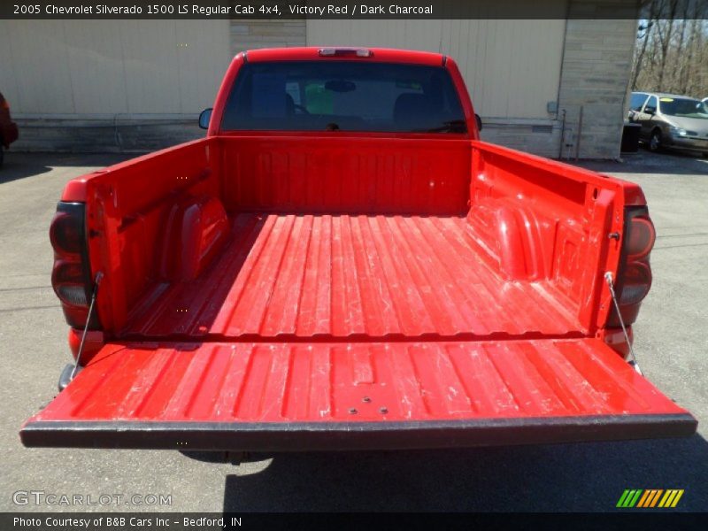 Victory Red / Dark Charcoal 2005 Chevrolet Silverado 1500 LS Regular Cab 4x4