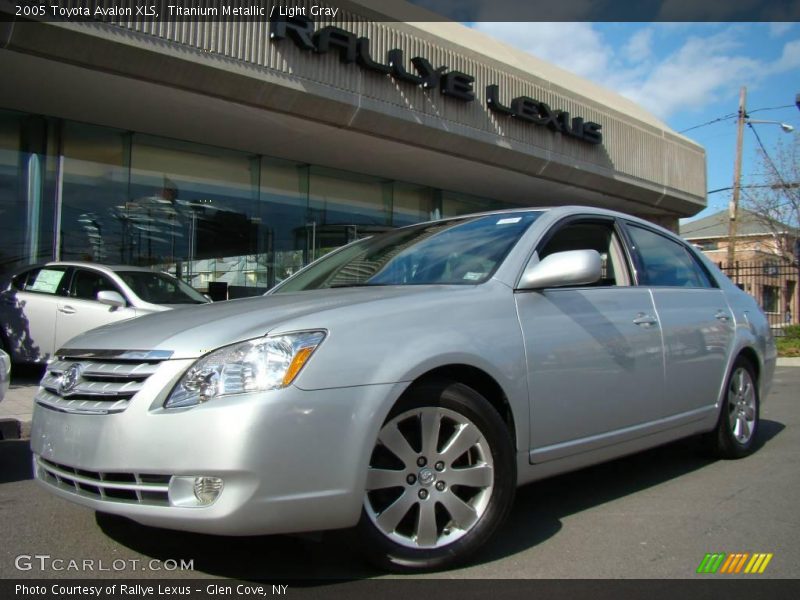 Titanium Metallic / Light Gray 2005 Toyota Avalon XLS