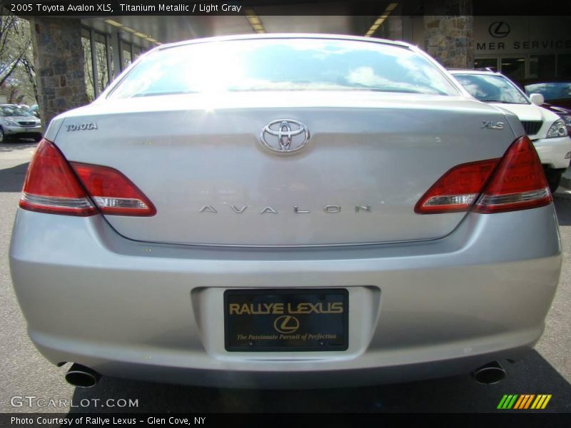 Titanium Metallic / Light Gray 2005 Toyota Avalon XLS