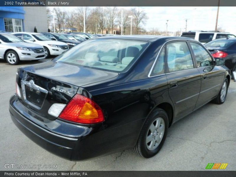 Black / Ivory 2002 Toyota Avalon XL