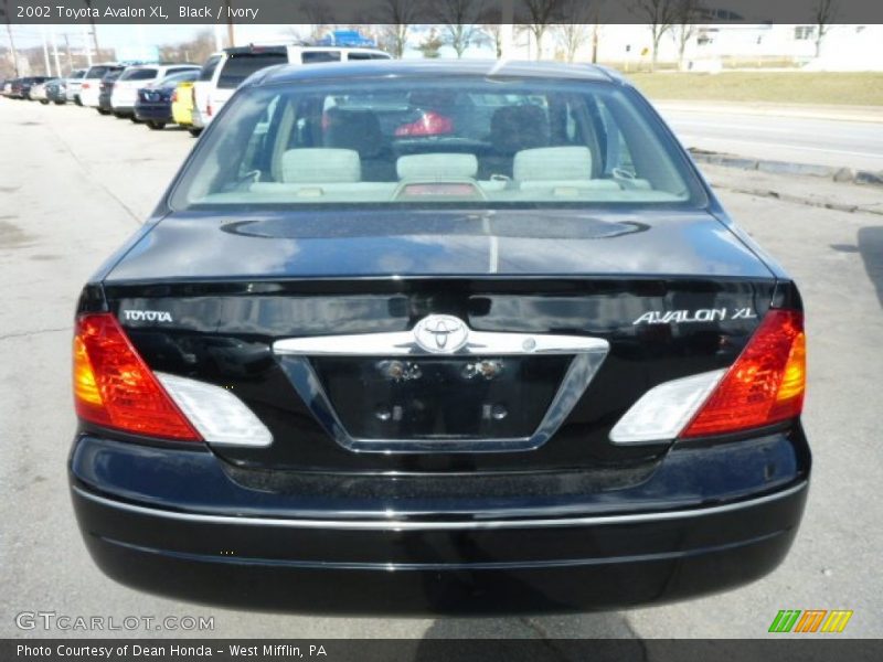 Black / Ivory 2002 Toyota Avalon XL