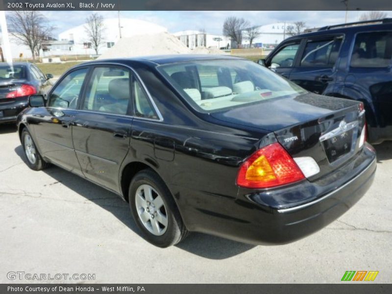 Black / Ivory 2002 Toyota Avalon XL