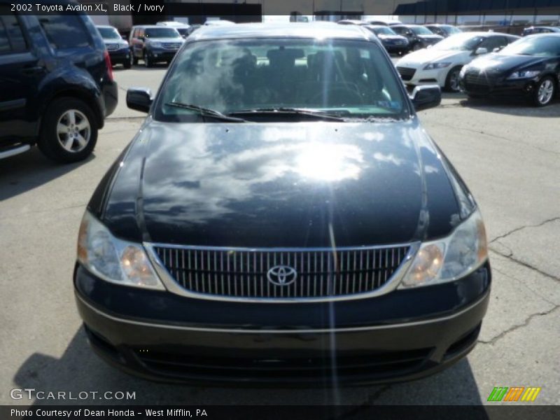 Black / Ivory 2002 Toyota Avalon XL