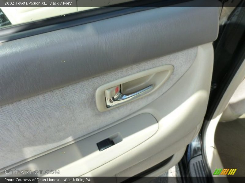 Black / Ivory 2002 Toyota Avalon XL