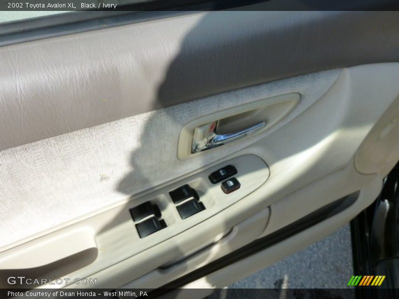 Black / Ivory 2002 Toyota Avalon XL