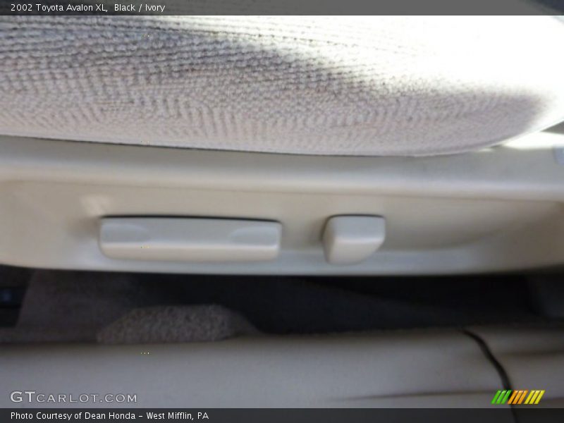 Black / Ivory 2002 Toyota Avalon XL