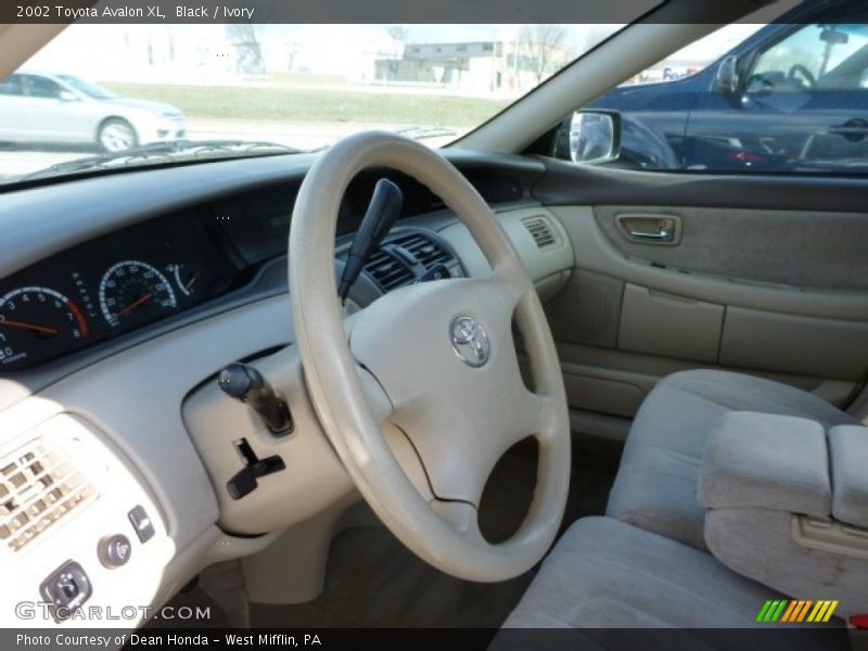 Black / Ivory 2002 Toyota Avalon XL