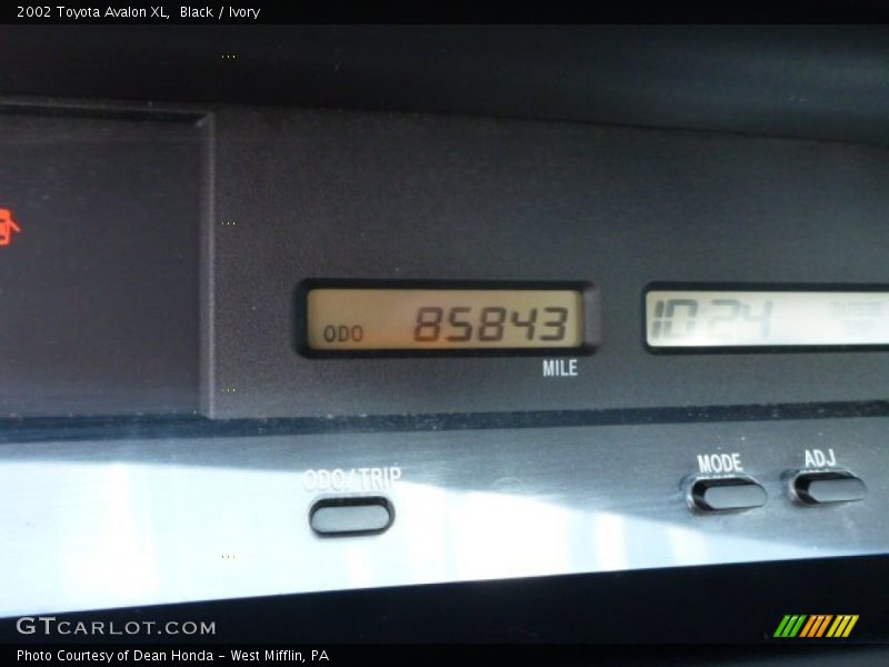 Black / Ivory 2002 Toyota Avalon XL