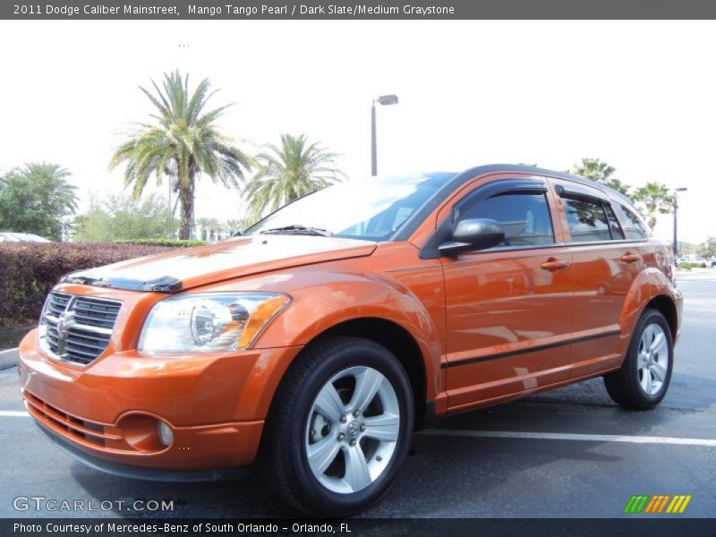 Front 3/4 View of 2011 Caliber Mainstreet