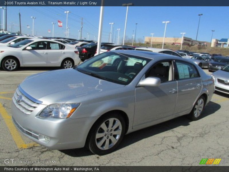 Front 3/4 View of 2006 Avalon XLS
