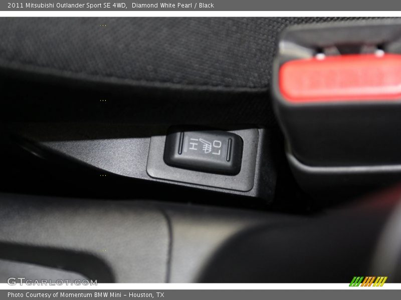 Diamond White Pearl / Black 2011 Mitsubishi Outlander Sport SE 4WD