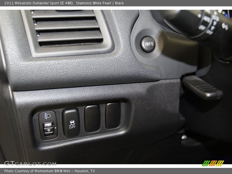 Diamond White Pearl / Black 2011 Mitsubishi Outlander Sport SE 4WD
