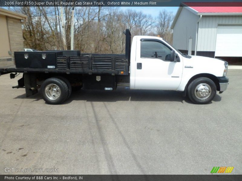 Oxford White / Medium Flint 2006 Ford F350 Super Duty XL Regular Cab Stake Truck