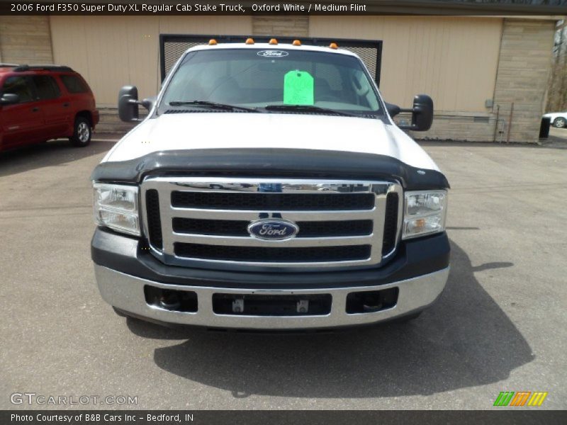 Oxford White / Medium Flint 2006 Ford F350 Super Duty XL Regular Cab Stake Truck