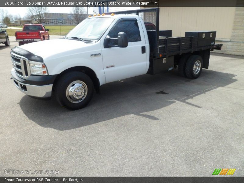 Oxford White / Medium Flint 2006 Ford F350 Super Duty XL Regular Cab Stake Truck