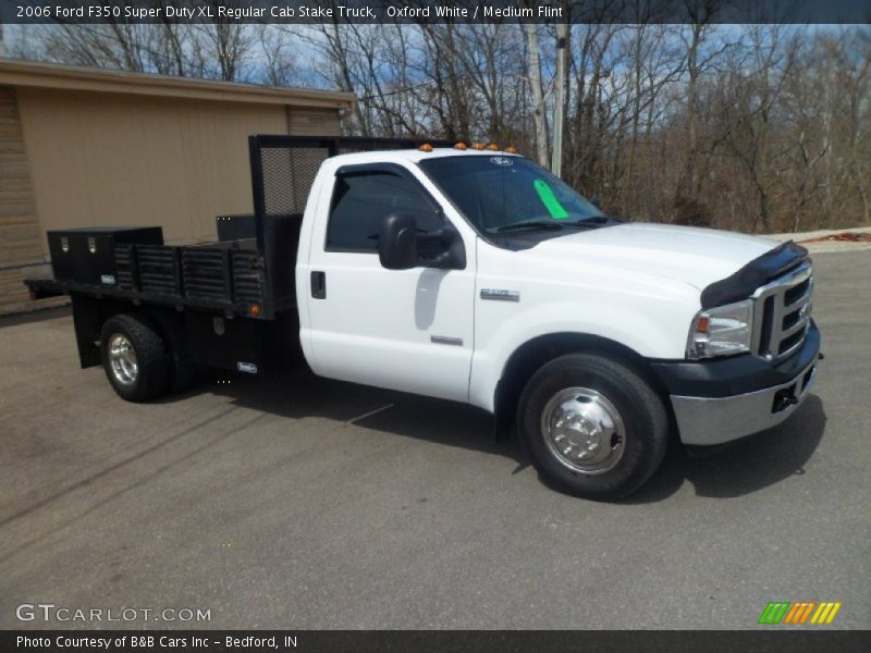 Oxford White / Medium Flint 2006 Ford F350 Super Duty XL Regular Cab Stake Truck