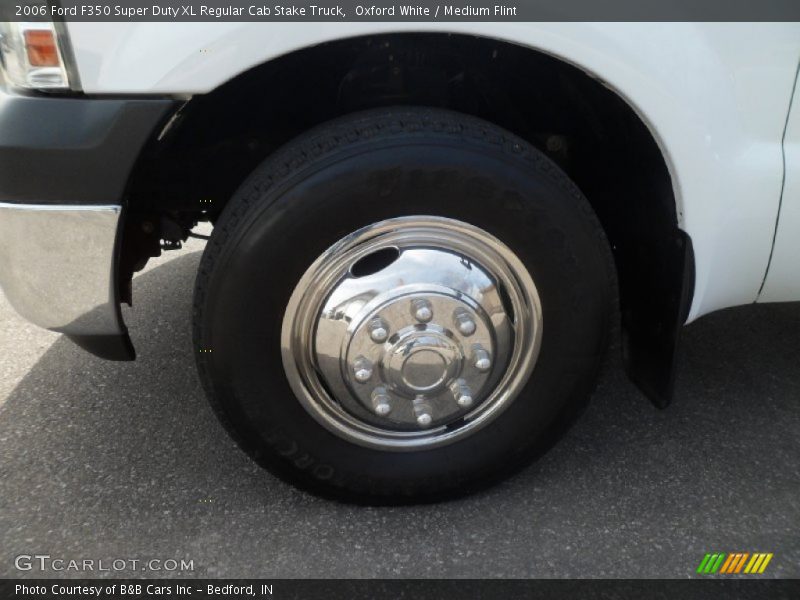 Oxford White / Medium Flint 2006 Ford F350 Super Duty XL Regular Cab Stake Truck