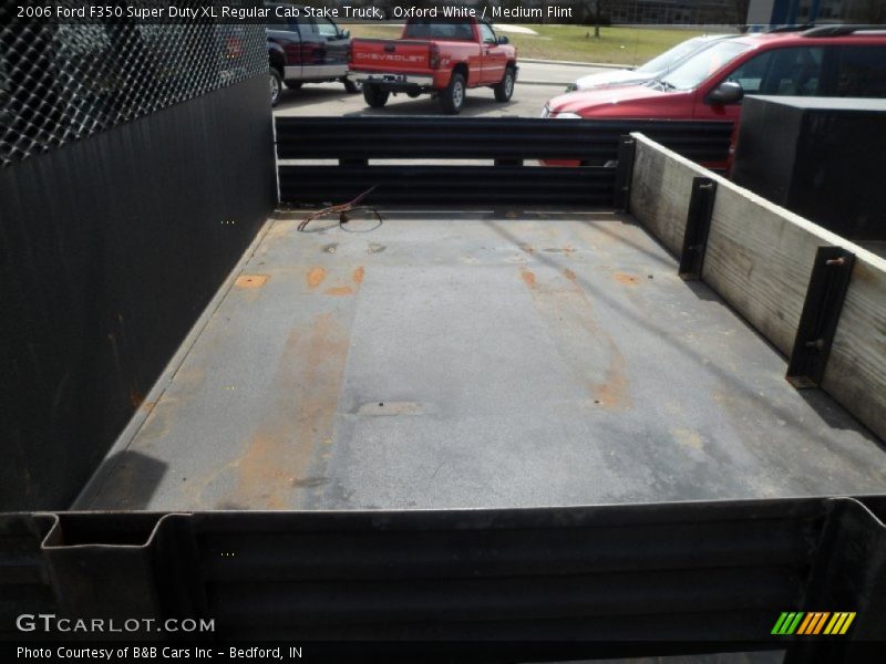 Oxford White / Medium Flint 2006 Ford F350 Super Duty XL Regular Cab Stake Truck