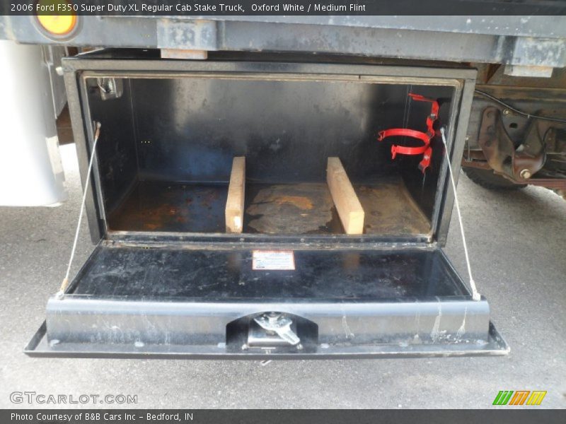 Oxford White / Medium Flint 2006 Ford F350 Super Duty XL Regular Cab Stake Truck