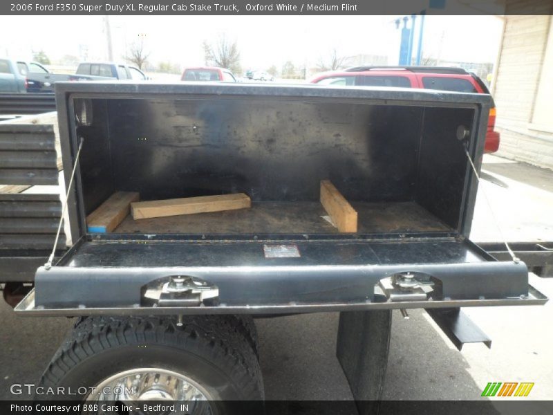Oxford White / Medium Flint 2006 Ford F350 Super Duty XL Regular Cab Stake Truck