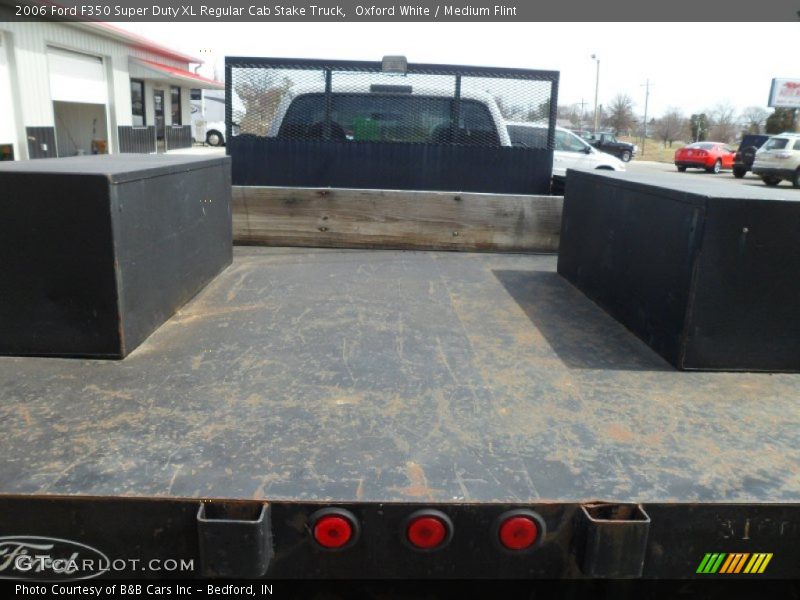 Oxford White / Medium Flint 2006 Ford F350 Super Duty XL Regular Cab Stake Truck