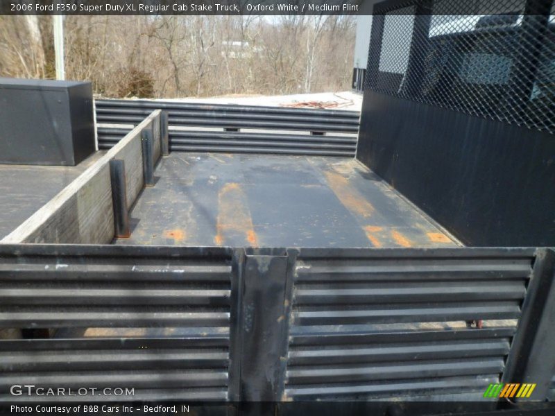 Oxford White / Medium Flint 2006 Ford F350 Super Duty XL Regular Cab Stake Truck