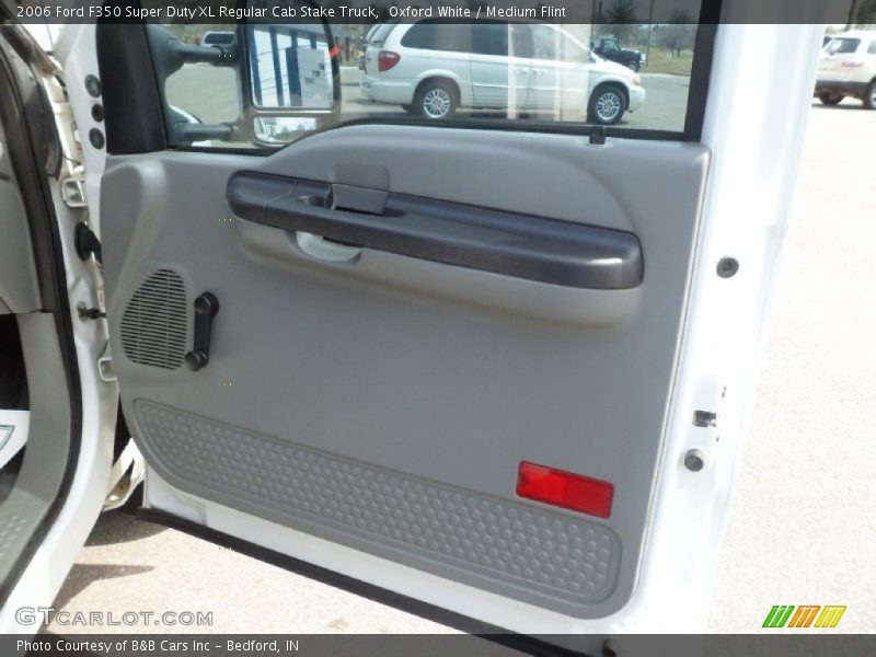 Oxford White / Medium Flint 2006 Ford F350 Super Duty XL Regular Cab Stake Truck