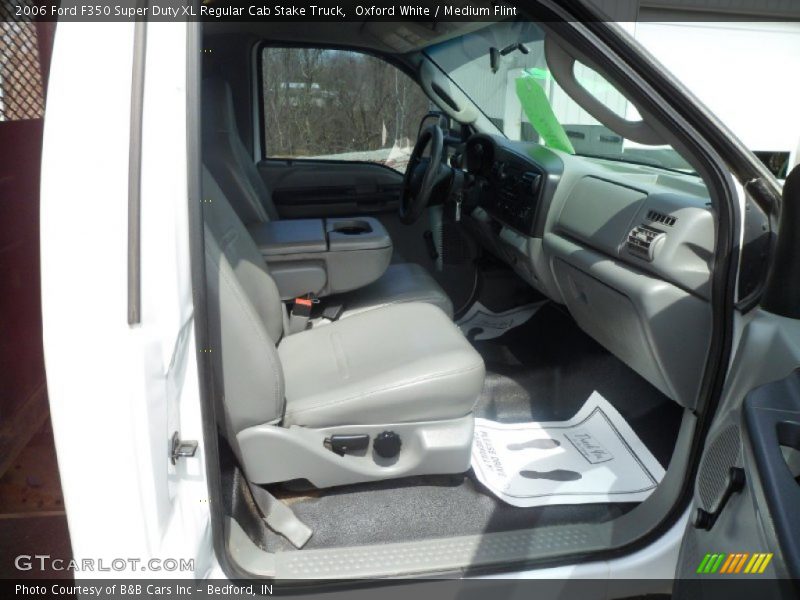 Oxford White / Medium Flint 2006 Ford F350 Super Duty XL Regular Cab Stake Truck