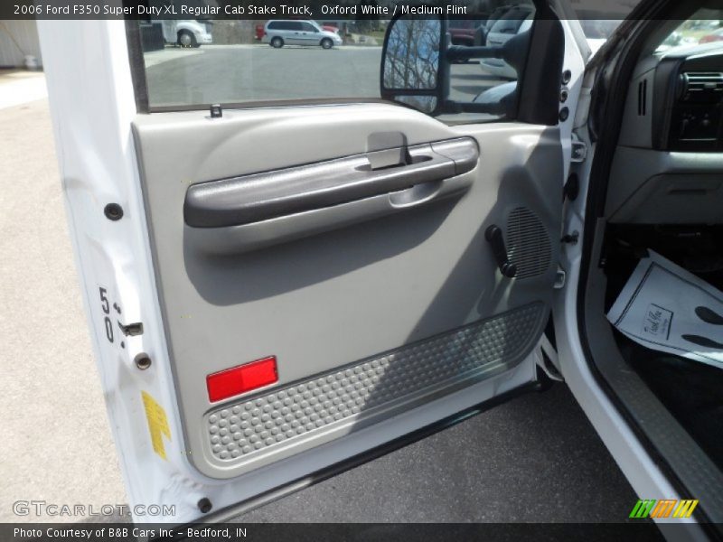 Oxford White / Medium Flint 2006 Ford F350 Super Duty XL Regular Cab Stake Truck