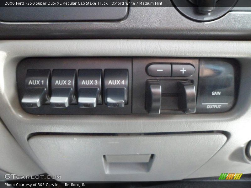 Oxford White / Medium Flint 2006 Ford F350 Super Duty XL Regular Cab Stake Truck