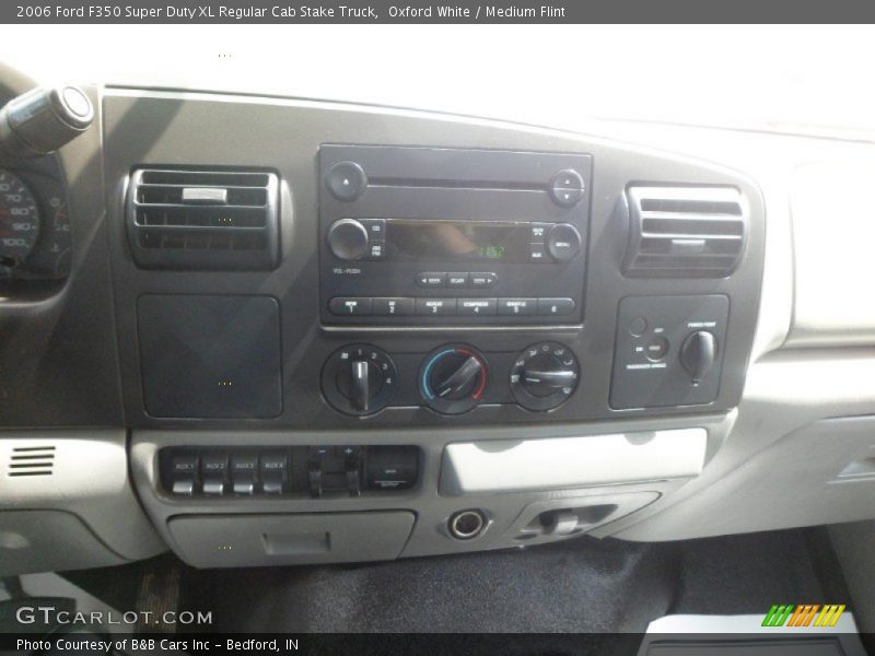 Oxford White / Medium Flint 2006 Ford F350 Super Duty XL Regular Cab Stake Truck