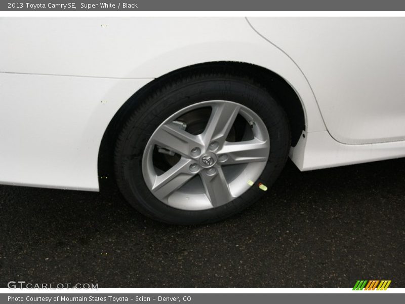 Super White / Black 2013 Toyota Camry SE
