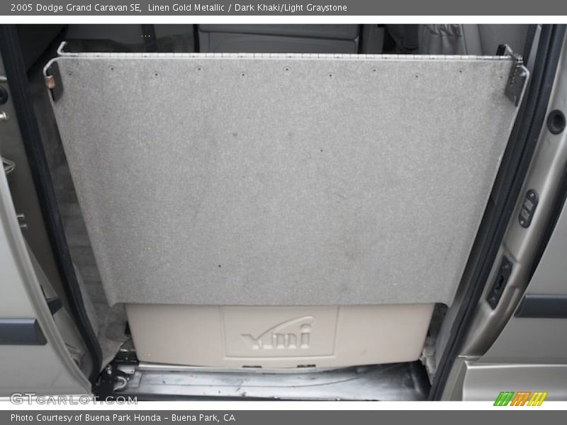 Linen Gold Metallic / Dark Khaki/Light Graystone 2005 Dodge Grand Caravan SE